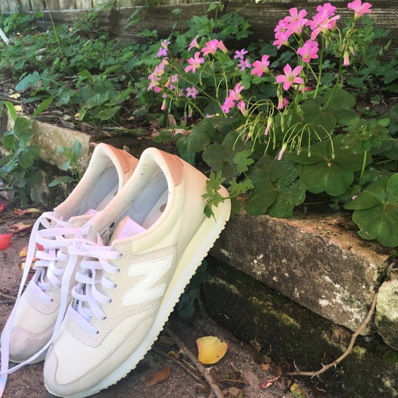 (SOLD)New Balance - Picture 1 of 2